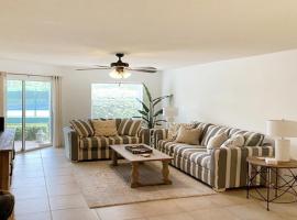 Peaceful lakefront condo on Siesta Key - Private beach access, 2 pools, tennis and pickleball courts, hotel di Siesta Key