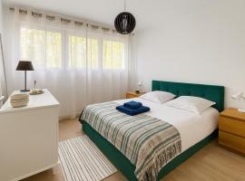 Bel appartement avec terrasse et jardin, ξενοδοχείο σε Vaux-le-Pénil