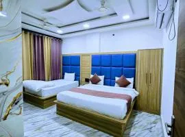 Premium Hotel Aarav Grand - Mathura Central - 5 Min distance from Railway Station