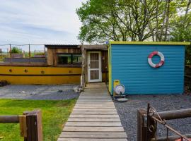 Swallowfield Glamping-Unsinkable, camping en Yeovil