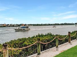 Spacious 2BR condo on Siesta Key with private beach access, hotel v mestu Siesta Key