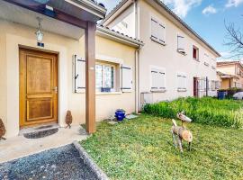 Gorgeous Home In Terrasson-Lavilledieu, hotel v destinaci Terrasson