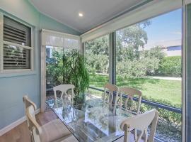 Updated 2BR Siesta Key condo with private beach access, hotel en Siesta Key
