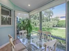 Updated 2BR Siesta Key condo with private beach access