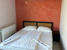 La virajul trei, хотел на плажа в Buda