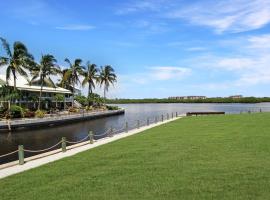 Watch dolphins from your lanai in this bayfront Siesta Key condo, hotel di Siesta Key