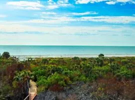 Spacious 3-Bedroom Retreat with Gulf Views & Screened Porch