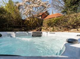 Historical Sherwood Forest Cottages - Sleeps 16, Hotel in Mansfield