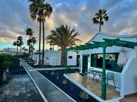 Wine lovers bungalow in Puerto del Carmen, hotel en Tías