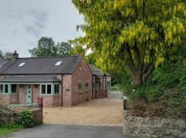 Canal-side 5-Bed Cottage - Sleeps 10 Pet Friendly