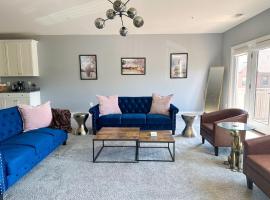 Luxury Home at One Loudoun, hotel in Ashburn