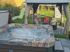 Domek Komfort z jacuzzi przy Parku Zdrojowym, chalet di Rabka