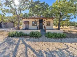 Sangiovese: Pet-Friendly, Hot-Tub, 10-Min to Downtown!