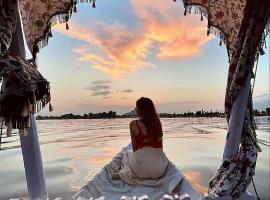 HB Freedom group of Houseboats, boat in Srinagar