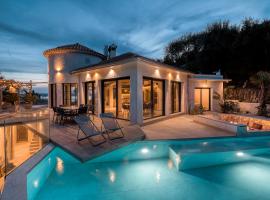 Villa climatisée au Lavandou avec vue mer avec piscine chauffée，位于勒拉旺杜的酒店