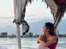 HB Freedom group of Houseboats, boat in Srinagar