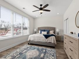 Modern 2BR at The Poplin - Southside Chattanooga, lejlighed i Chattanooga