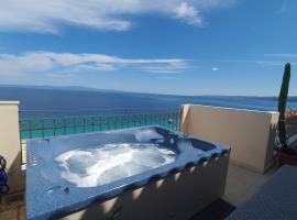 On the rock afytos, hotel con bañera de hidromasaje en Afitos
