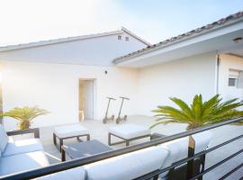 Charming New Beachside House up to 8 Beds!, hotel in Calafell