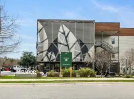 South Lamar Stay - Pickleball, Sauna & Cold Plunge