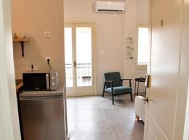 Aegina-town-old-center，位于爱琴娜岛的海滩酒店