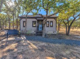 Pet Friendly Cottage w/Hot-Tub 10-Mins to Downtown, hotel di Rocky Hill