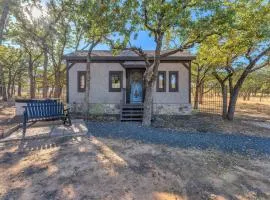 Pet Friendly Cottage w/Hot-Tub 10-Mins to Downtown