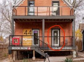 ENTIRE BACHELOR UNIT EN-SUITE ACROSS FROM GOOGLE - br2, hotel in Kitchener