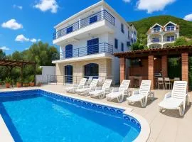 Villa Sea-N-Sun, 7 bedrooms & Pool, nearby Portonovi Marina.