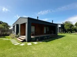 Casa en chapa a estrenar a dos cuadras de Cruz del Sur - Landhouses Casa Paraiso - HOLA SUR