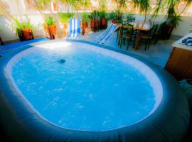Old Style by the sea, roof terrace with heated pool, outdoor kitchen, Ladispoli, hotel a Ladispoli