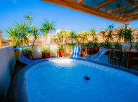 Old Style by the sea, roof terrace with heated pool, outdoor kitchen, Ladispoli, hotel en Ladispoli