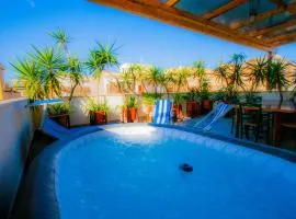 Old Style by the sea, roof terrace with heated pool, outdoor kitchen, Ladispoli