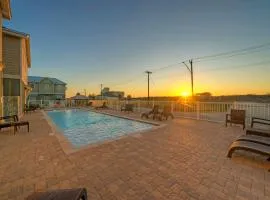 Ridley Retreat Community Pool Mins to the Beach Corpus Christi Port A