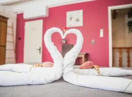 Auberge Les Voûtes - Chambres d'hôtes à Lanas en Sud Ardèche - Vogüé, Balazuc, Grotte Chauvet - Demi-Pension - Terrasse, Parking