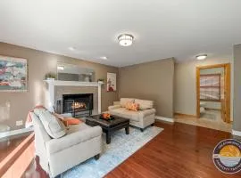 Chic Lake Geneva Retreat Spring & Summer Getaway Near Lake & Golf