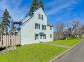 Hot Tub and Decks Central Hood River Townhome!, villa in Hood River