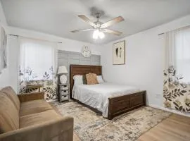 Cozy single story 2 bdrm family home near the BLVD