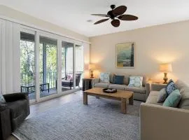 Stylish Longboat Key townhome minutes to beach Ospreys Nest