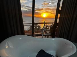 Couple Suite with Ocean View & Relaxing Tub Batangas, hotel con estacionamiento en Lobo