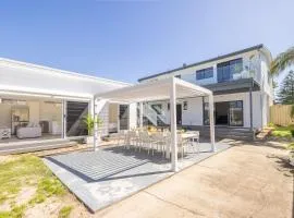 Robinson Retreat with Beach Bungalow, 3 Robinson St - air con, 2 kitchens, 6 bedrooms, 4 bathrooms
