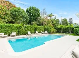 The Palmside Escape Heated Pool, Putt, Relax