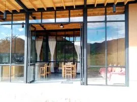 Bungalow al pie de la montaña