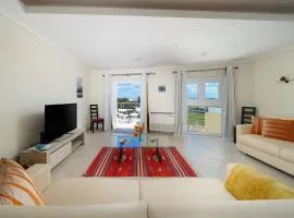 Newly Remodeled 2BD Brilliant Oura Strip 9min beach