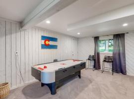 Cozy Four Bedroom Family Retreat with Yard and Air Hockey, hotel in Centennial