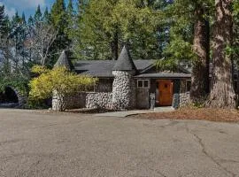 Castle Inspired Home With Amazing Vineyard Views - Hot Tub - Pool Table