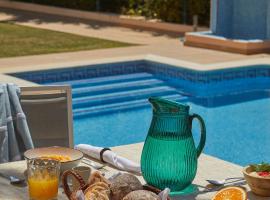 Villa Monte das Oliveiras with Private Pool, hotel in Albufeira