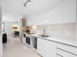 Sun Sand & Style Cozy 2BR Coastal Retreat in Rockingham, hotel in Rockingham