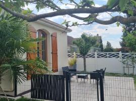 Joli studio indépendant de plain pied avec jardin Reims, Hotel in Bétheny