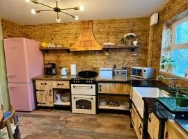Superb Large Bespoke 5 Star Detached Villa, Prime Location, Belfast Stay